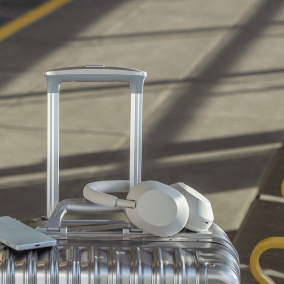 SONY WH-1000XM5 Wireless Industry Leading Noise Canceling Headphones | Silver - Picture 9 of 10